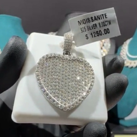 Lage heart pendant MOISSANITE
925 SILVER 8.00CTW
$ 1250.00 - Picture 12 of 12
